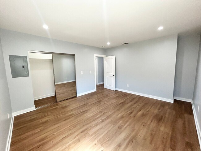 Building Photo - 10603 S Osage Ave