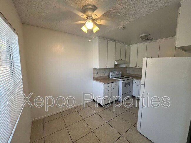Building Photo - 556 E Chuckwalla Rd