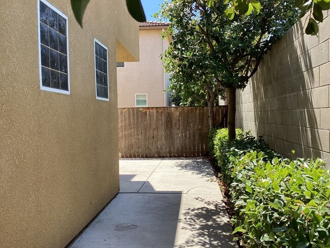 Building Photo - 7009 Harmony Dr