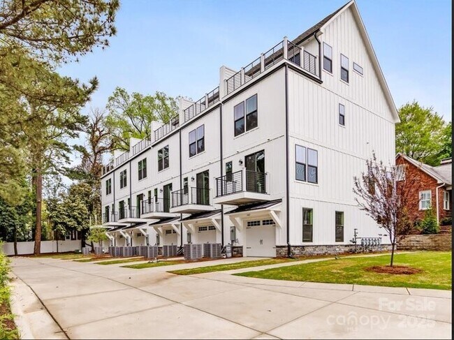 Building Photo - Beautiful and spacious 4-bedroom, 5-bath h...