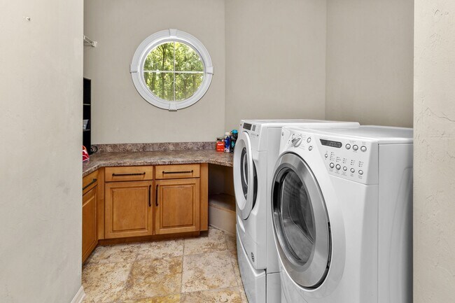 Building Photo - Executive Gainesville Rental: Custom 4 Sui...