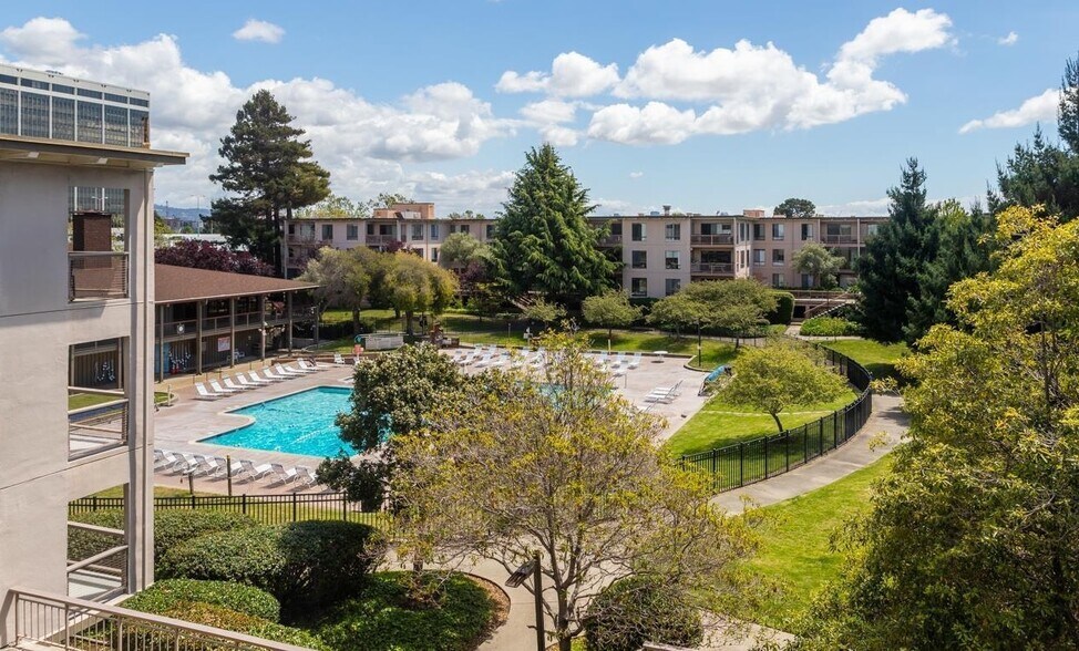 Building Photo - 6 Commodore Dr