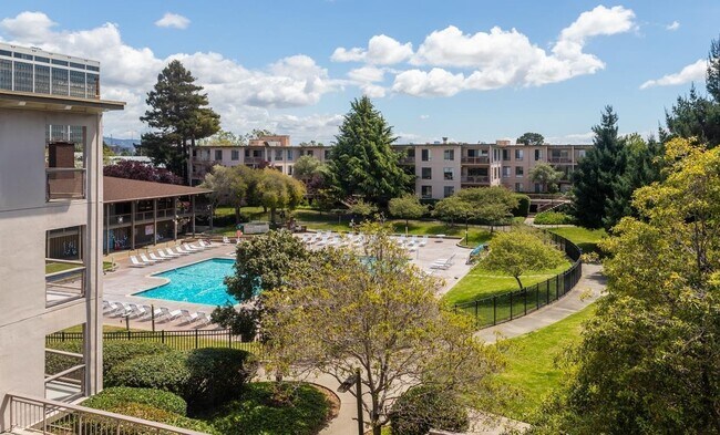 Building Photo - 6 Commodore Dr