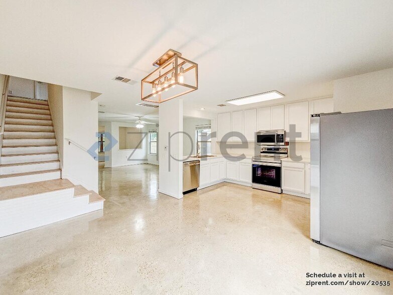 Building Photo - 5803 Viewpoint Dr