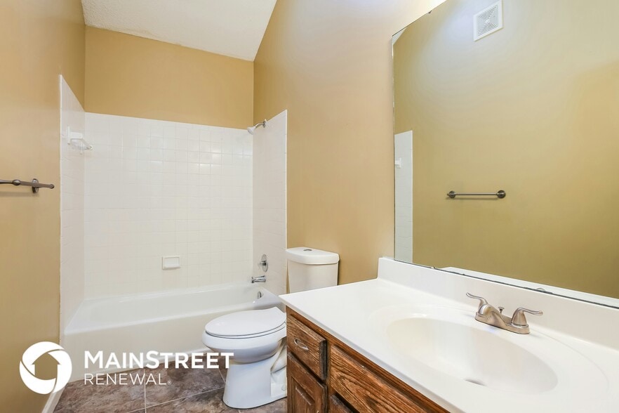 Building Photo - 6500 N Elmwood Ct