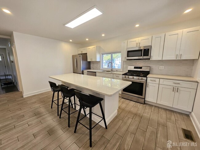 Building Photo - 60 6th Ave