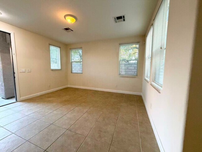 Building Photo - Lovely move-in ready Summerlin community with 3 bedrooms and 2.5 baths House