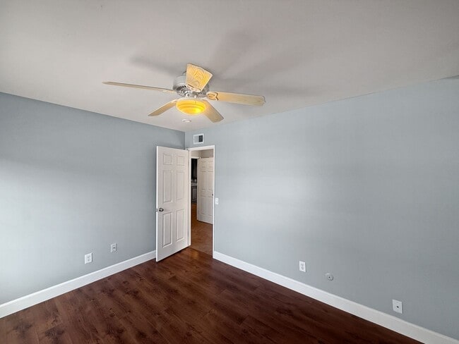Building Photo - Stunning 4B/2.5Ba House w/ Two Fireplaces,...