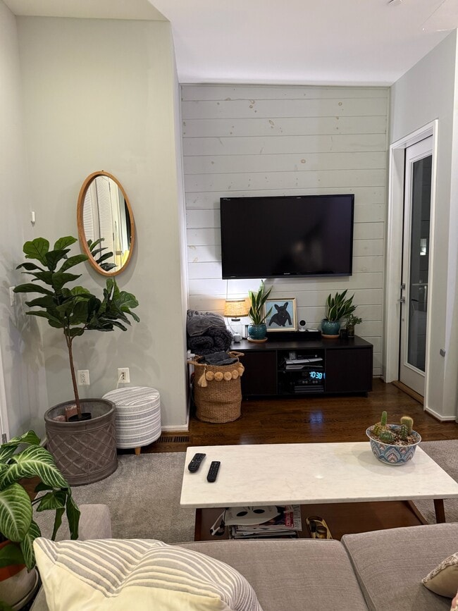 Building Photo - 1100 W St NW