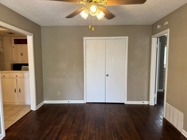 Building Photo - Heart of Lubbock 1/1 Duplex