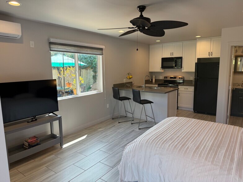 Building Photo - 2229 S Burnside Ave