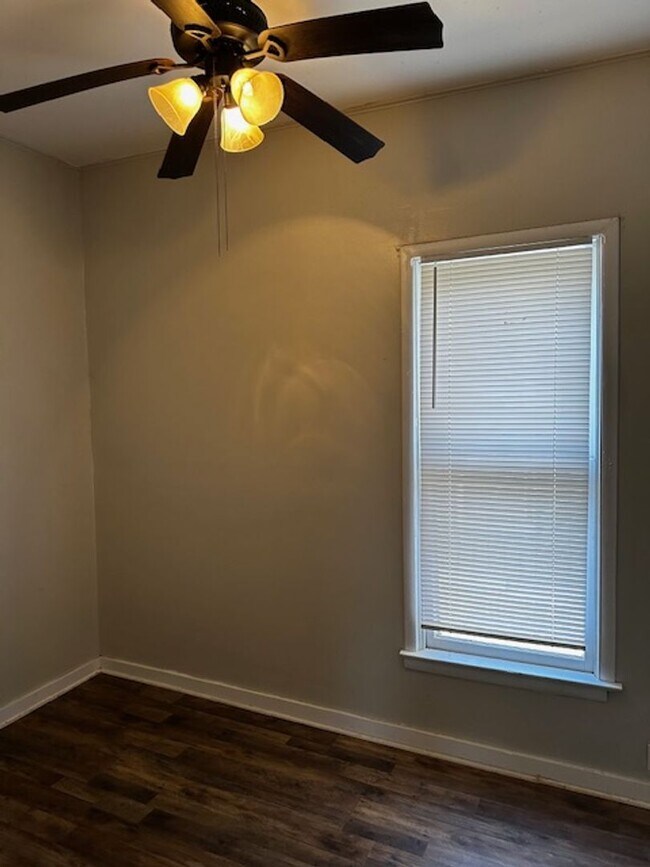 Building Photo - Three bed one bath home in central Springfield