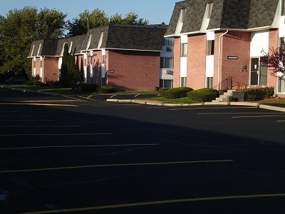 Building Photo - 2 br, 1 bath Apartment - Sunset Manor