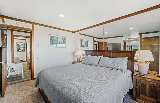 Building Photo - Fully Furnished 2 Bed / 2 Bath Corner Unit...