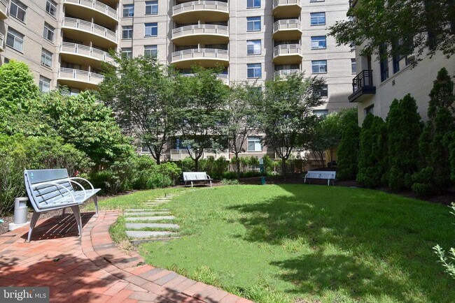 Building Photo - 7111 Woodmont Ave
