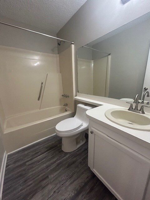 04_Bathroom 1 - 4004 Village Creek Dr