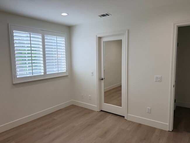 Building Photo - Amazing 5 bedroom home for rent in North Fontana