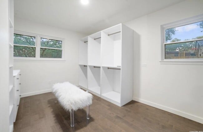 Building Photo - 408 Meadowbrook Dr