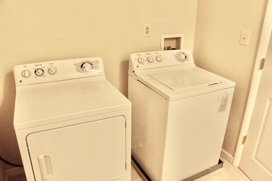 Laundry room - 526 St Paul St