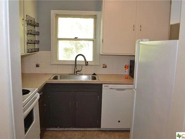 Building Photo - 3 Bed, 1 Bath with Hardwood Floors and Large Fenced Backyard