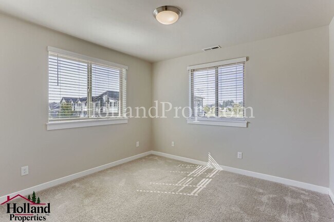 Building Photo - Beautiful 3-Bed Townhouse Near Downtown Hi...
