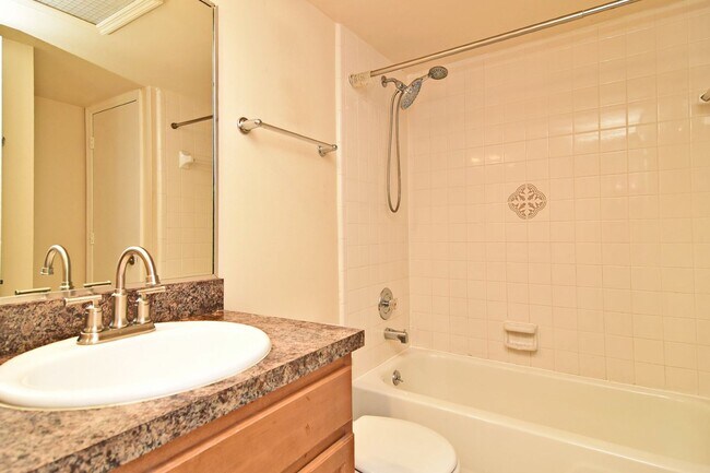 Building Photo - 2 Bed 2 Bath Audubon Place Condo