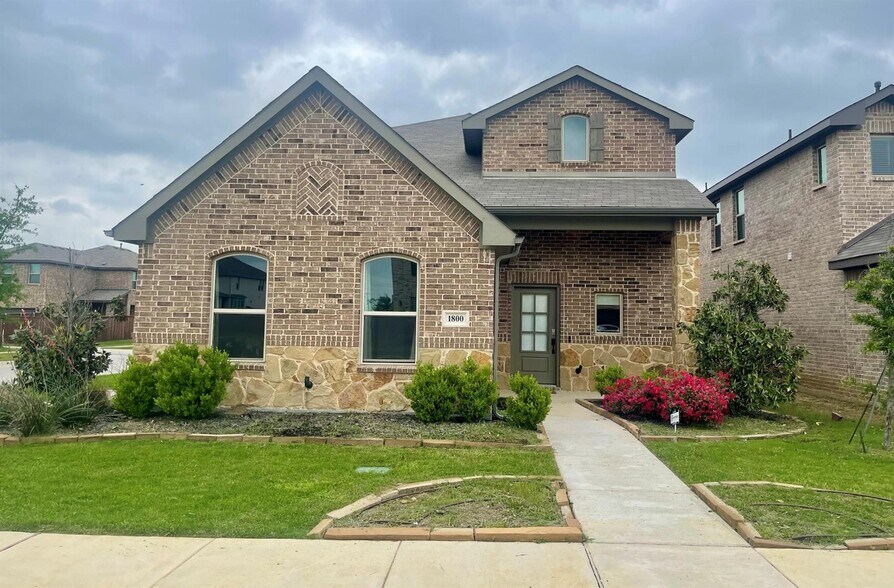 Building Photo - 1800 Emilia Dr