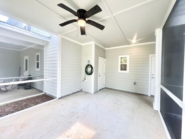 Building Photo - 107 Date Palm Ln
