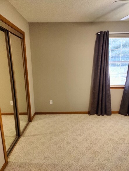 Building Photo - 1354 NW Jefferson Ct