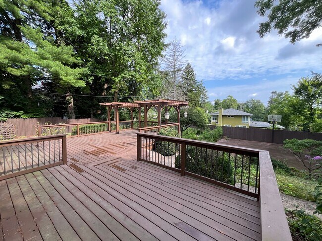 Building Photo - Large 5BR/3.5 Bath in Elm Heights. Available Now!
