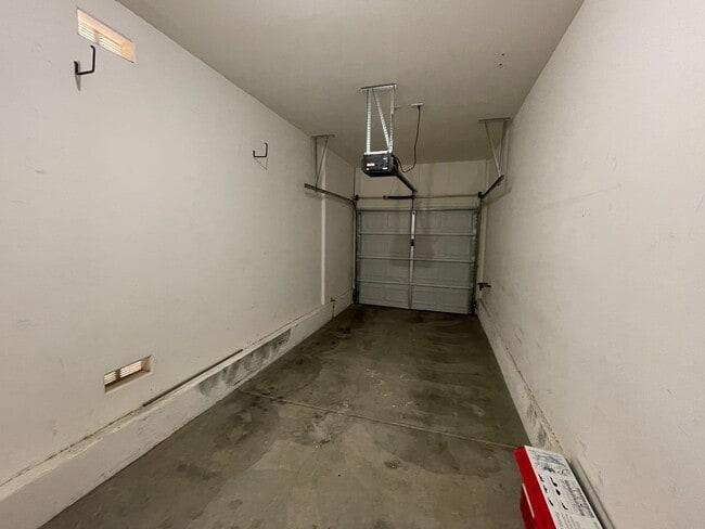 Building Photo - Cute 2 bed 2 bath townhouse with 1 car garage and washer and dryer in unit