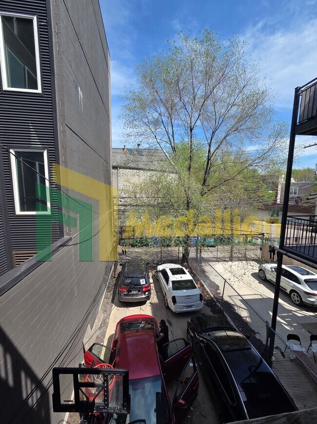 Building Photo - Spacious Studio with Hardwood Floors and Stainless Steel Appliances – Prime Milwaukee Ave Location