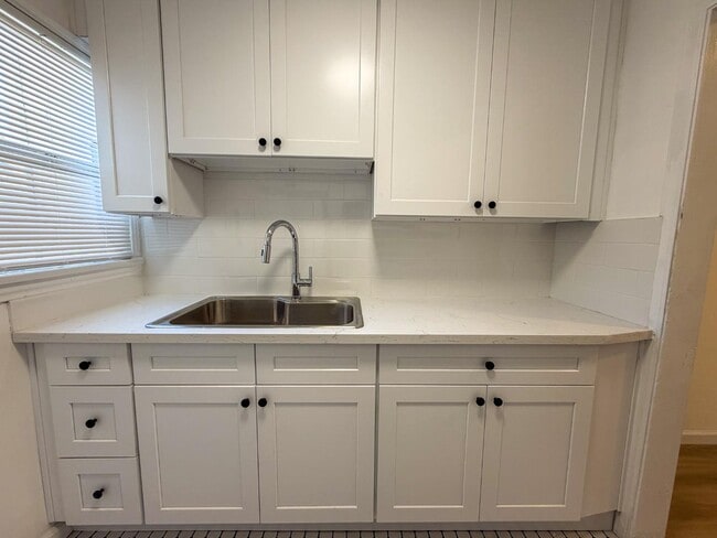 Building Photo - 810 E Chevy Chase Dr