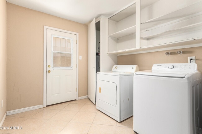 Building Photo - 1049 E Carter Dr