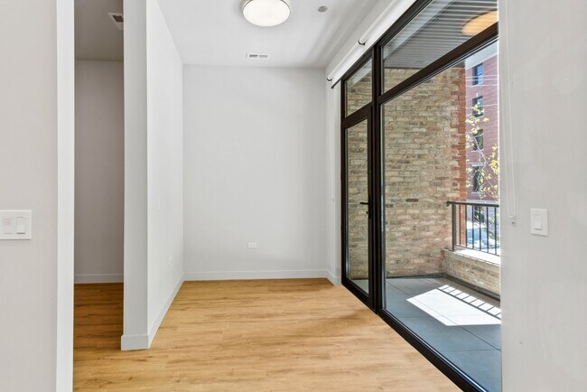 Building Photo - Luxurious West Loop Mid Rise! High End Finishes & Outstanding Amenities! Ready 5/1!