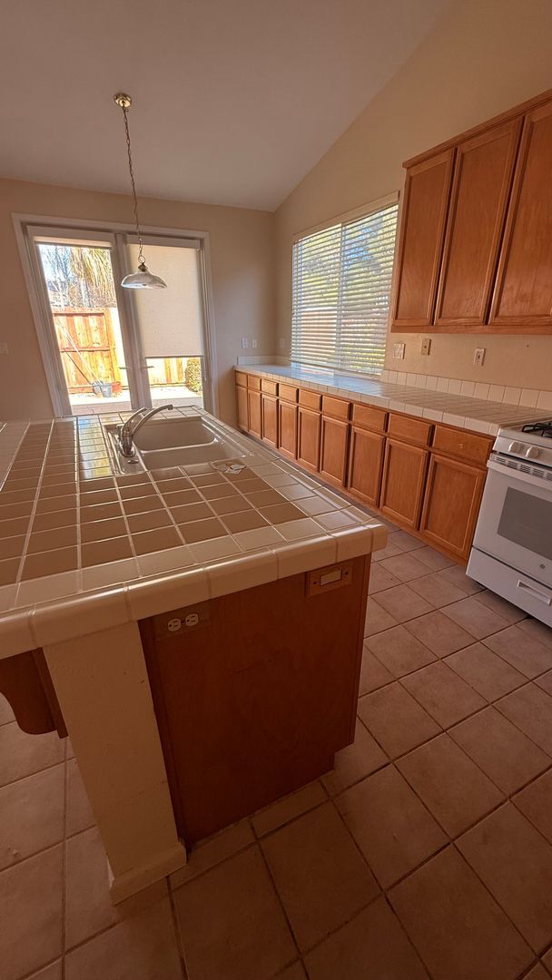 Building Photo - Charming 4 Bedroom 2 Bath Home in Antioch!