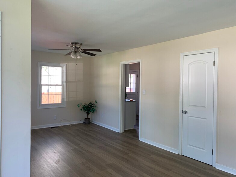 Building Photo - 631 Willow Dr