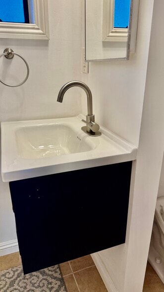 Brand new sink and facet - 4630 Gainsborough Ave