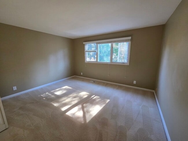 Building Photo - 4Bd/2.5Ba Bellevue House