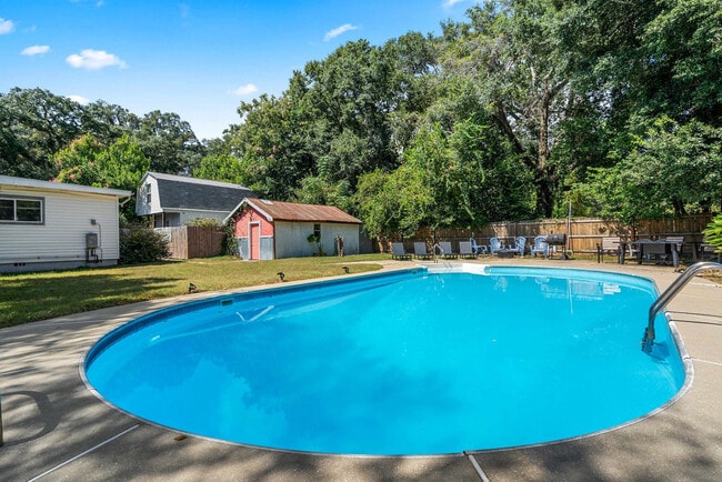 Building Photo - 2 Mead Dr