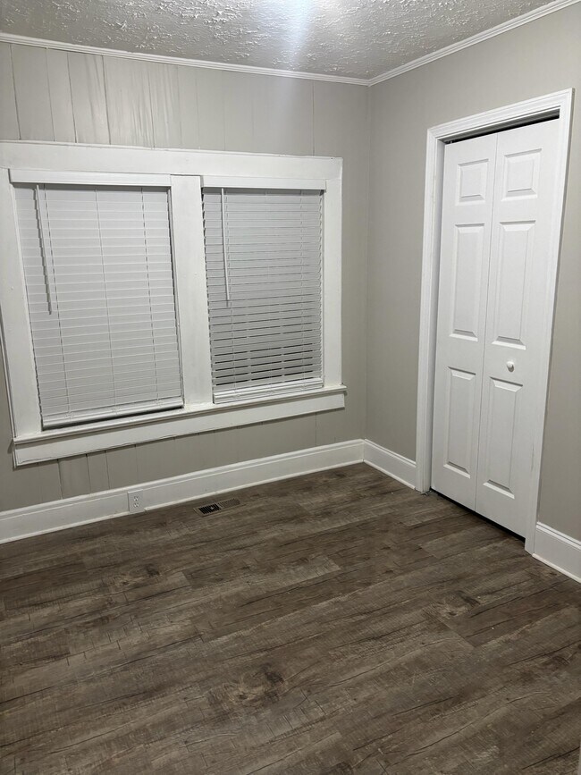 Building Photo - 554 Lynmore Ave