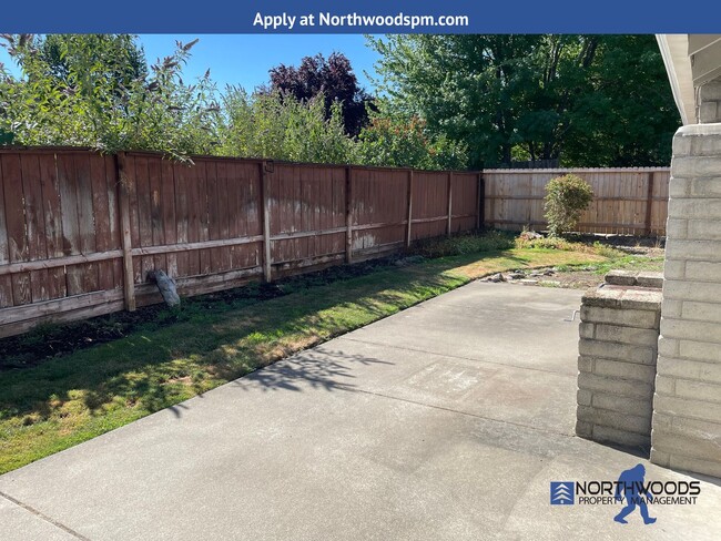 Building Photo - Charming 3 Bedroom 2 Bath Home in Very Nic...