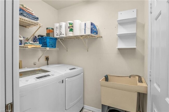 Building Photo - 288 Castaways St