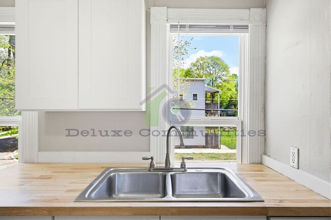 Building Photo - 934 Hovey St SW