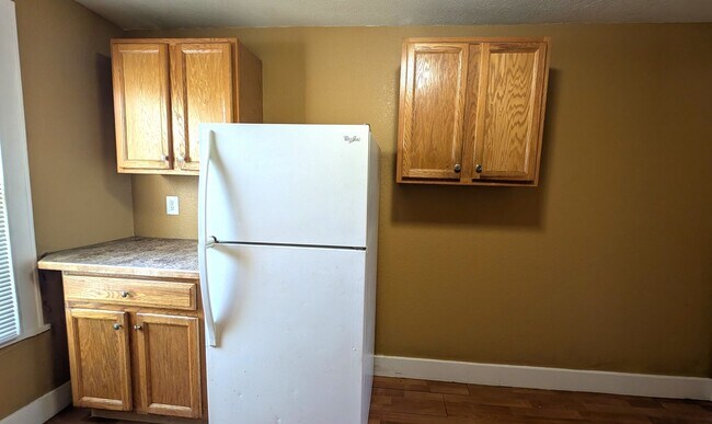 Building Photo - 204 W Larch Ave