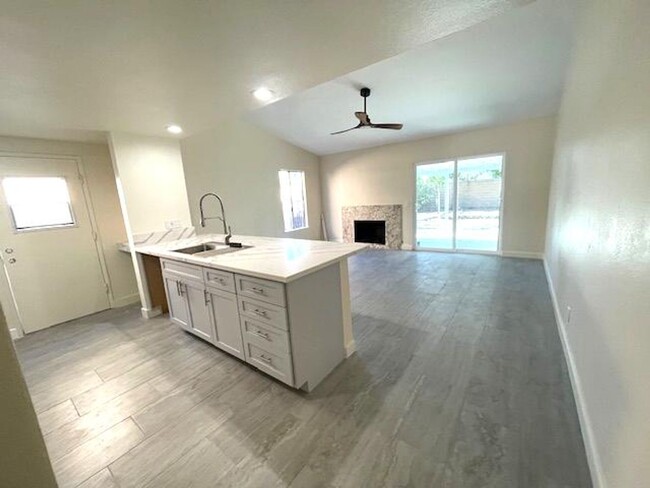 Building Photo - 3 Bed, 2 bath home in Anaheim