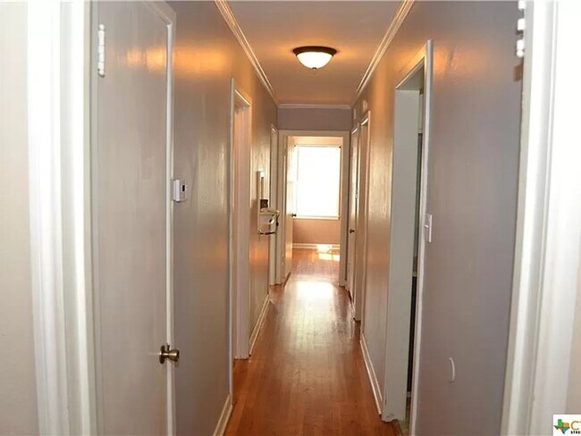 Building Photo - 3 Bed, 1 Bath with Hardwood Floors and Large Fenced Backyard