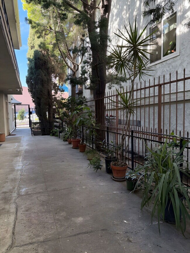 Building Photo - 1432 N Fairfax Ave