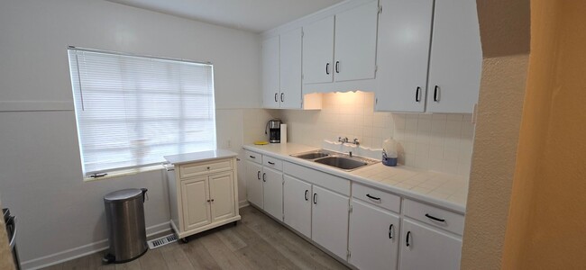 Building Photo - 2 bed 1 bath just a short walk to downtown...