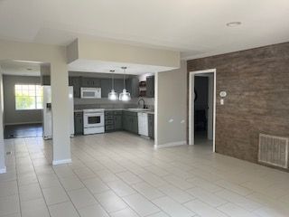 Building Photo - 68 White Oak Ln